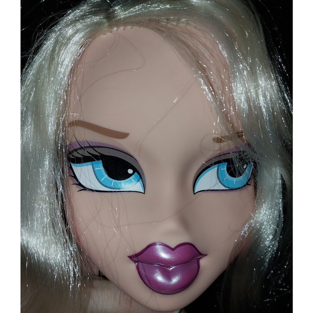 2002 1st Edition Bratz Funky Fashion Makeover Cloe Styling Head